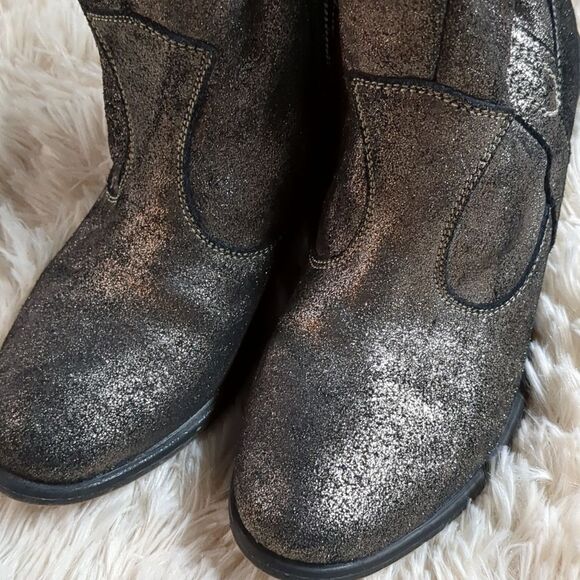 Charles by Charles David Silver Metallic Leather Booties Size 5 - Picture 6 of 9